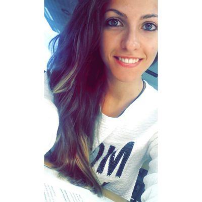 Criisdiaz25's profile picture. 25. Soy de las que no aguantan un día sin sonreír, de las que no pueden vivir sin sus amigas y se ríen de sus propios errores.