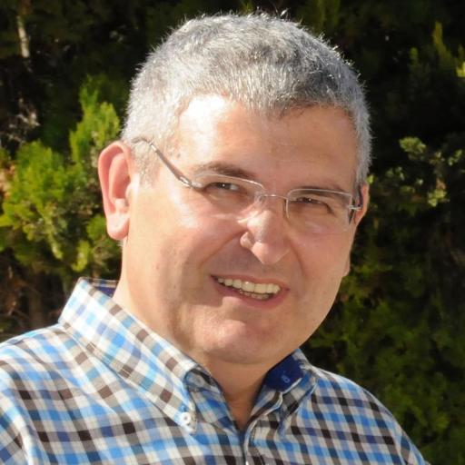De Cervera però nascut a Bellvís. Aprenent de pare. Gaudeixo cantant.
😀