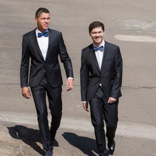 FuckDestroya's profile picture. Tal vez no tenga sentido vivir pero si sigues vivo puede que encuentres muchas cosas interesantes igual que encontraste esa flor.Igual que me encontraste a mi