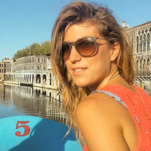 Baaatters's profile picture. Italiana, così mi giustifico per la forma a pera. 
Genovese, così mi giustifico per la tirchiaggine. 
Per ora vivo a Milano...non mi manca niente.
O forse si.