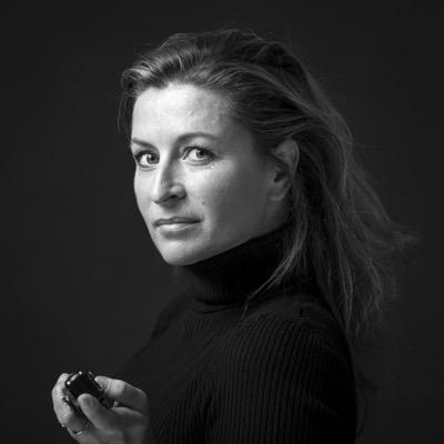 fotografeert-schrijft-interviewt-houdt lezingen-geeft presentatietrainingen-signeert haar boeken info@juliawolffmanagement.nl