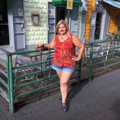 Vivo en una hermosa isla del Caribe. Es una isla tropical rodeada de hermosas playas. Ponla en tu agenda de viajes, la vas a pasar muy lindo.