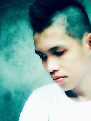 AlarzarCarlo's profile picture. ..........