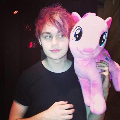 this is a free follow from -- @welphellothere -- you should go follow her... plz ✌️