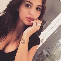 tinaesthario1's profile picture. 