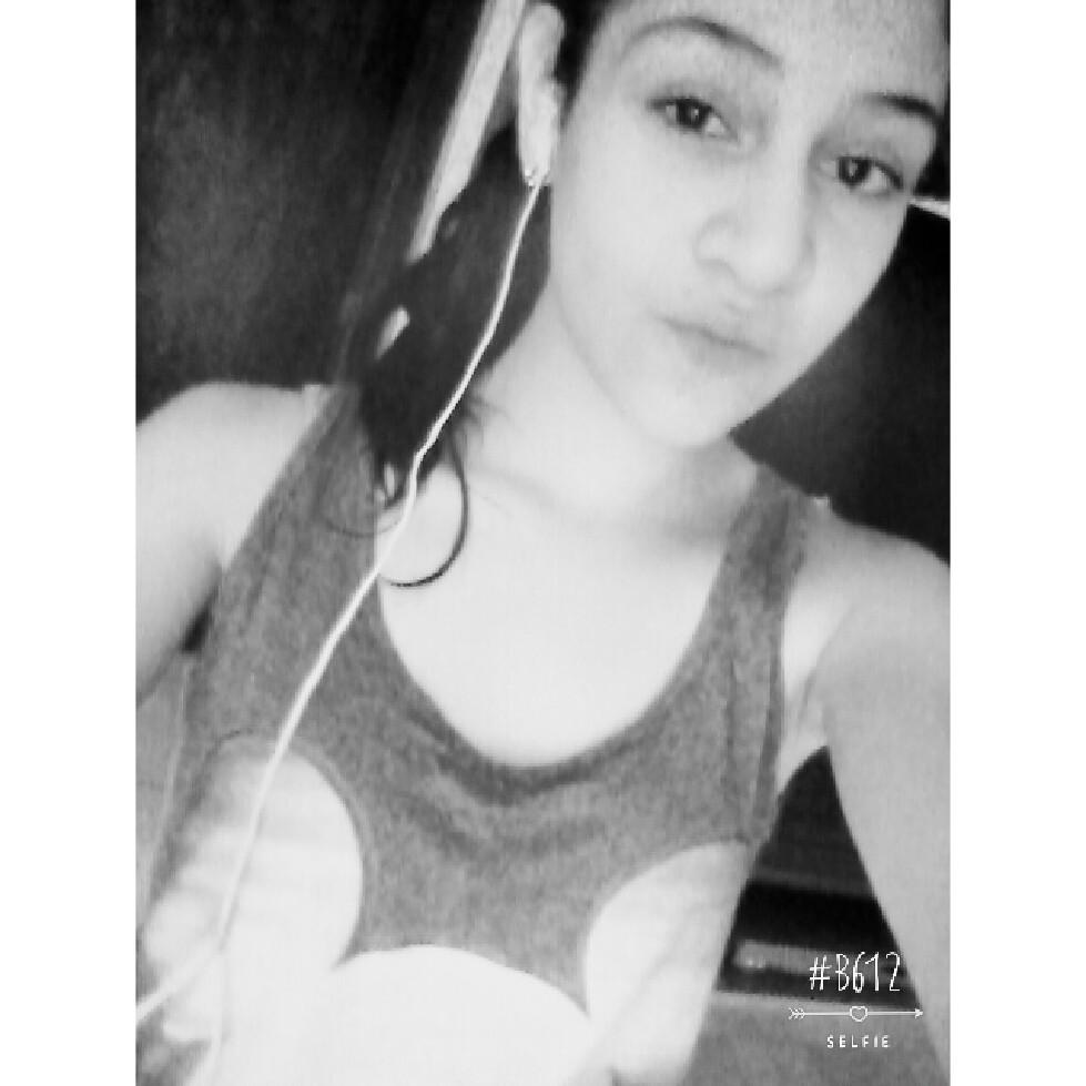 LiviaCerqueira8's profile picture. 