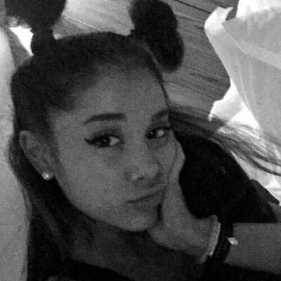 arianarpgvsh's profile picture. lemme bite your neck and suck your...... blood :p