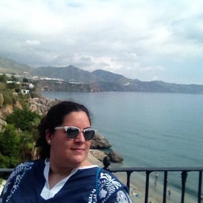 Licenciada en farmacia. Hermana de Los Dolores.