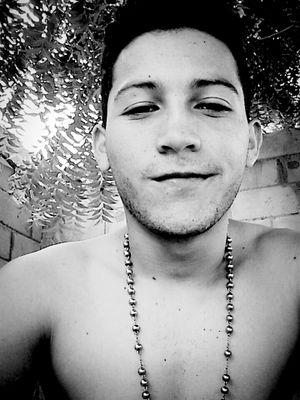 Estudiante de Administracion de Aduana
' Anti-Madrilistas
Soy cómico más no payaso, Sentimental no Cursi y siempre dando mi opinión