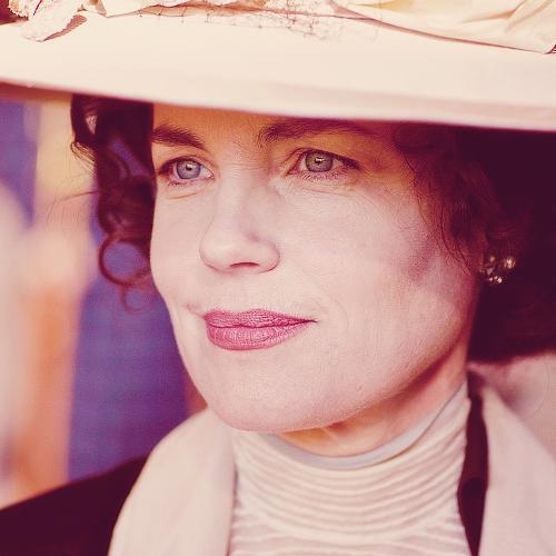 Countess of Grantham and all an American Sex Symbol. »I'm American, I don't share your English hatred of confort.