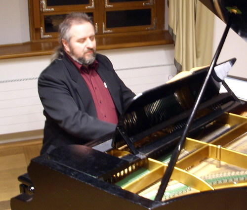 Musician (piano, organ, singer) & Music teacher.
Cryptocurrency lover (#XIN).