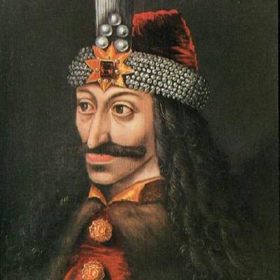 ヴラド3世こと、ヴラド・ツェペシュです。どうぞお見知り置きを、苦手なものはニンニクとハンガリーです。※ツイッターの設定上で1895年ですが本当は1431年です。ここだけの話、実は吸血鬼なんですよ。584歳です。