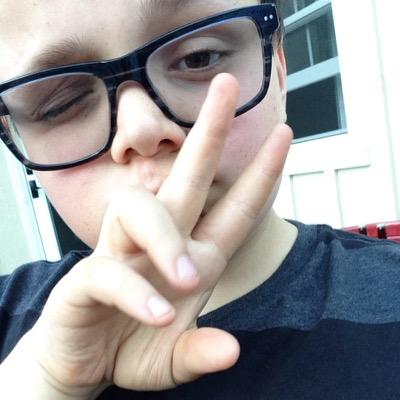 literallynoah's profile picture. readings and irrelevant banter 🙏💜📿🔮