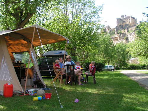 Beau camping en bord de Dordogne dans le triangle d'or du Périgord Noir.
