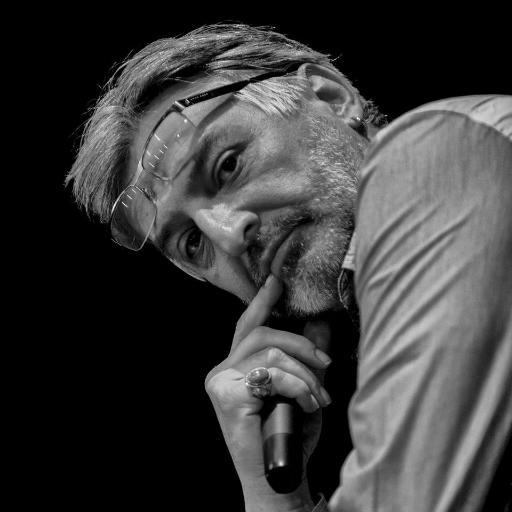 Journaliste et formateur en communication, modérateur de débats, grand amateur de littérature