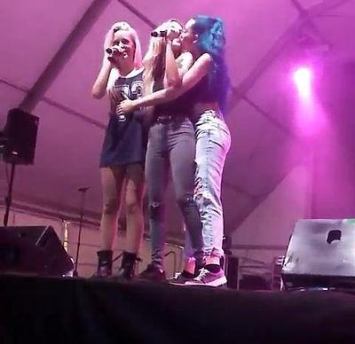 Necesito un abrazo de esos que sin palabras te hacen sentir que todo estará bien.