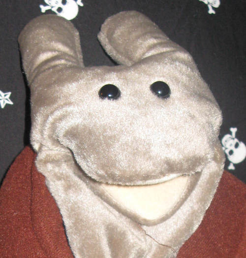 Bon soir mes ami! Je suis...a snail. Je mapalle George. I leave a trail of slime wherever I go, I'm kind of like a lawyer. Ever done it with a dude in a shell?