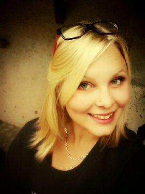 CloPrtt's profile picture. Je suis blonde, mais j'arrive à lire un livre en entier.