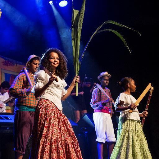 Depuis 1991, Les Compères Créoles s'évertuent à valoriser et à transmettre le folklore réunionnais à travers les chants et les danses traditionnelles.