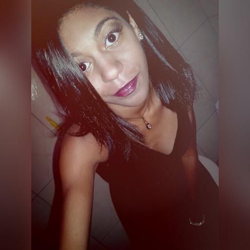 Laah_Bey's profile picture. A Lara é meio feinha e estudiosa,a Bey é linda e talentosa, e o Pitt é da Angelina e sai fora; *o* @ClubeFollowBack / Insta: lahflawless