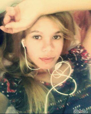 087Dani's profile picture. Mentes grandes falam de ideias, mentes medias falam de coisas e mentes bem pequenas falam de pessoas...