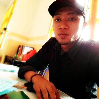 Jangan pernah mengatakan biarkan aku disini sendiri ketika seseorang menemanimu, karena itu akan membuat kalian semakin menjauh :)