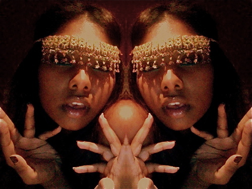 roundtwoo's profile picture. 