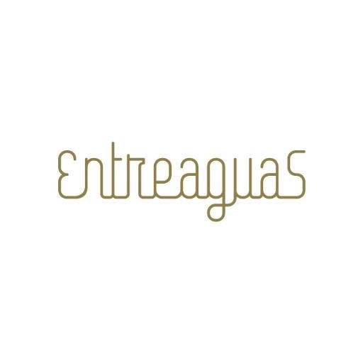 Entreaguas is a high-end Colombian beachwear brand dedicated to delivering sophistication through every handwoven detail handcrafted by talented artisans.