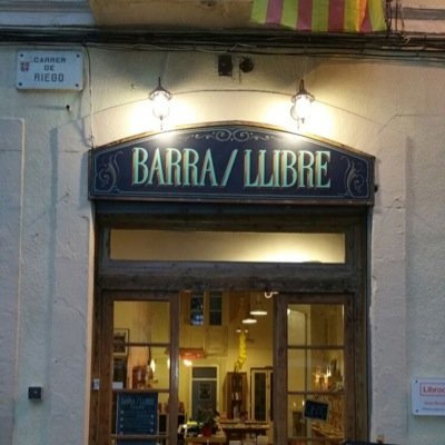 Llibreria de proximitat 📚Ens trobareu a plaça Osca, al cor de Sants, i a Sant Feliu de Llobregat (carrer de dalt, 2). Un projecte de @La_Mordida_