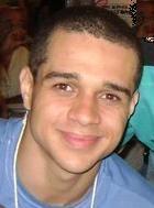 . 23 outonos, goiano, mineiro, estudante, aspirante à ator, jornalista, filho do pai, da mãe e deste solo.