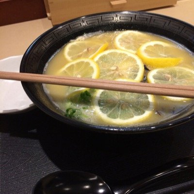 主にラーメンのレビュー。塩、醤油、味噌、豚骨なんでもござれ‼︎東京神奈川付近のラーメンレビューが基本。おすすめのラーメン屋教えて下さい。らーめん好きはフォローよろしゅう。気に入ったのがありましたらRT❤︎お願いします。最近、味玉自重気味です~_~;#らーめん #油そば #つけ麺 BOTじゃありません！多忙更新難