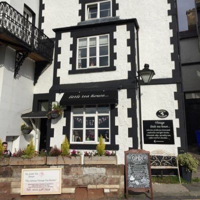 A small independent vintage tearoom with beautiful views of the estuary. Delicious selection of homemade cakes, light lunches, specialty teas and coffee!