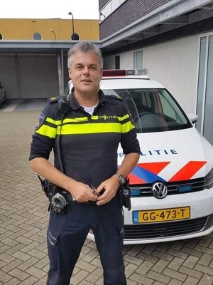 Brigadier Olof de Bekker twittert als wijkagent van Sint-Michielsgestel West, Gemonde en Halder. Zoekt via deze weg verbintenis en samenwerking met bewoners.
