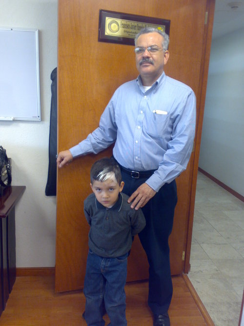 Ingeniero Civil, cachanilla de corazón, Presidente del Colegio de Ingenieros Civiles de Mexicali y seguidor de la filosofía del humanismo político.
