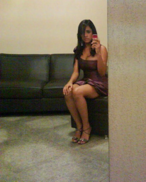 Menina tímida e simples .. que gosta de curtir a vida, de estar sempre com os amigos e cuidar de quem ama ! ♥