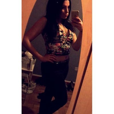 18 ans - Esthéticienne et vendeuse en prêt à porter - Nord pas de calais - Facebook : Kelly Alx Kelliyah - Snap : Kellyalxx