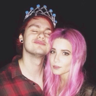 All the info on the 5SOS Crown Project for the SLFL tour! DMs are open for q's @takeitoffhemmo