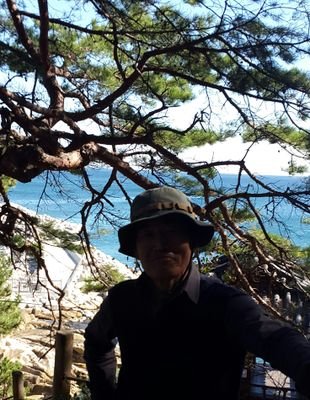 시골에서 텃밭 가꾸며 농약은 쓰지않고
종일 잡초뽑는 미련한자
좋은 믈과 공기 자연환경이
정치하는자와 모든분들에게 흘러가기를
바라며 사는자