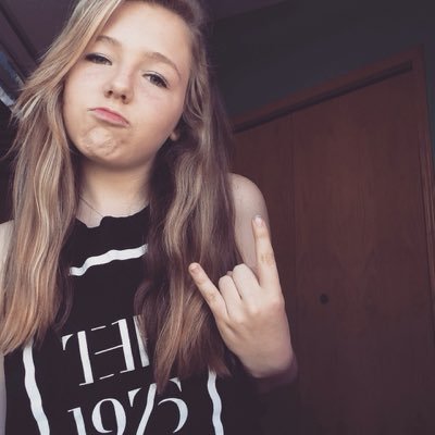 Shxnxry's profile picture. the only thing I'm good at is fangirling.