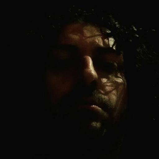 Creatore di mondi e di eventi spaventosi e bizzarri. Scrivo. (Maker of weird and frightening stories. I'm Writing).