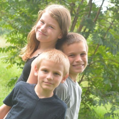 I'm a mom of three kids that I love with all my heart. I also love to sew , crochet and take photos