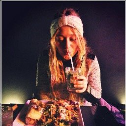 Junior Editor VICE / Munchies / i-D / Noisey // Houdt van katten, Spice Girls, idioot weinig parfum, en nog veel meer lekkers. // Vlot in Vlaams én Nederlands