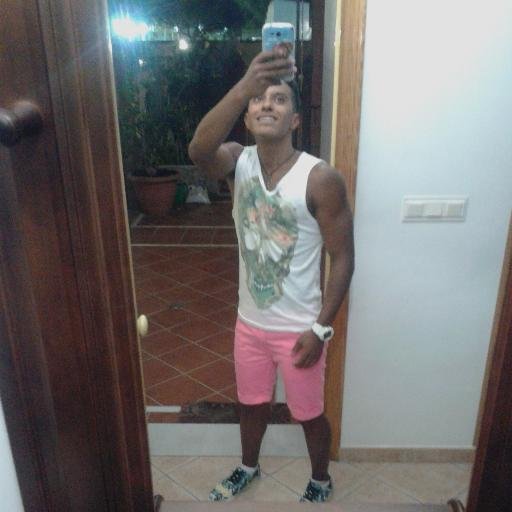 amante del deporte ,vividor del dia a dia,amigo de pocos conocido de muchos ,pienso nada mas en ser feliz y en no olvidar nunca lo que es el RAP ;)