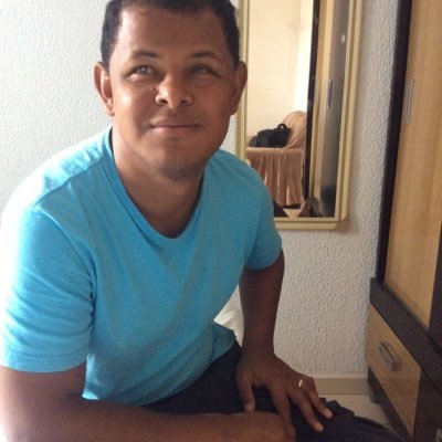 Músico graduado pela UNIMONTES. Toca saxofone, teclado, violão e canta em casamentos.