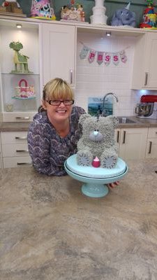 We offer a selection of Paul Bradford Accredited Cake Design Courses incl an introduction to cake decorating