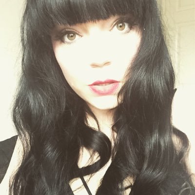 hollybezzle's profile picture. Imagine going through life as a Christine McVie as opposed to a Stevie Nicks.