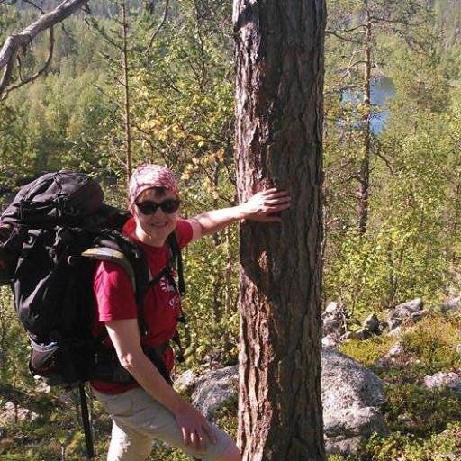 Elinikäinen oppija kipuamassa uusille pitkospuille. Sydäntä lähellä luonto, kulttuurien monimuotoisuus ja sen tukeminen erilaisuutta kunnioittaen.