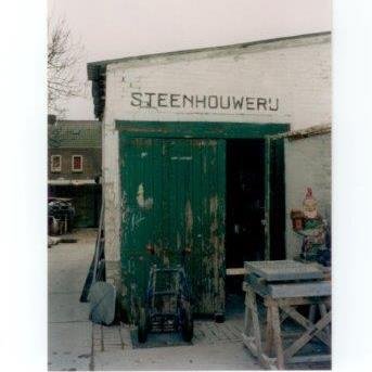 Uw partner voor maatwerk natuursteen uit eigen werkplaats voor al uw interieur- en exterieurtoepassingen, natuursteen voor de bouw, grafmonumenten en urnen.