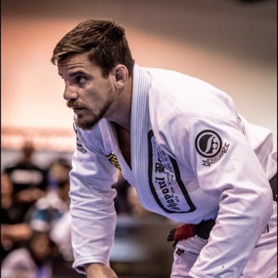 Faixa Preta de Jiu Jitsu - Campeão Mundial IBJJF - Campeão Sulamericano - Campeão Brasileiro - Campeão Brasileiro de Tiro e Formado em Direito concursado.