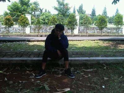 Mochembit's profile picture. kenali 'gua' dari diri gua jgn dri orang lain ...karna ta semua orang berkata benar tentang gua   (x - moch embit)